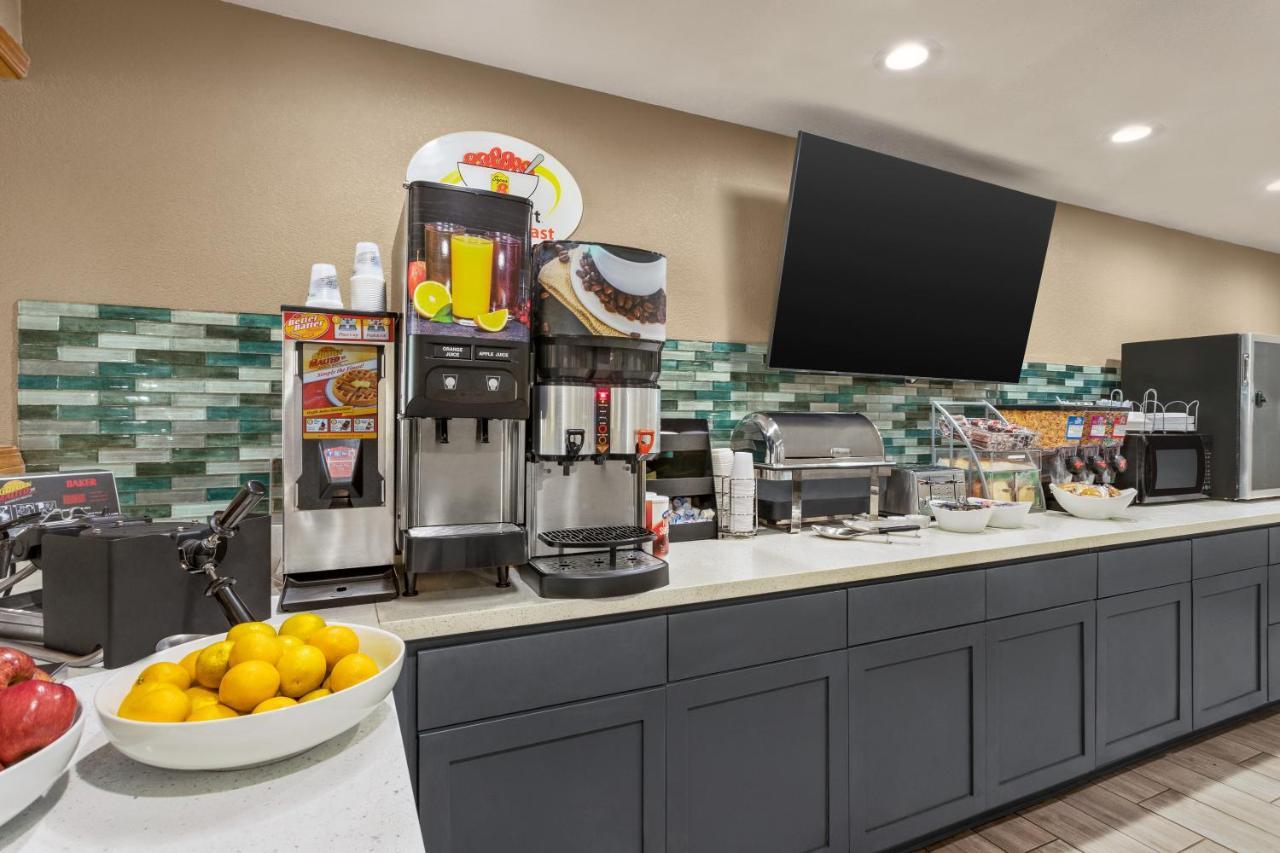Super 8 By Wyndham Ankeny/Des Moines Area Hotell Exteriör bild